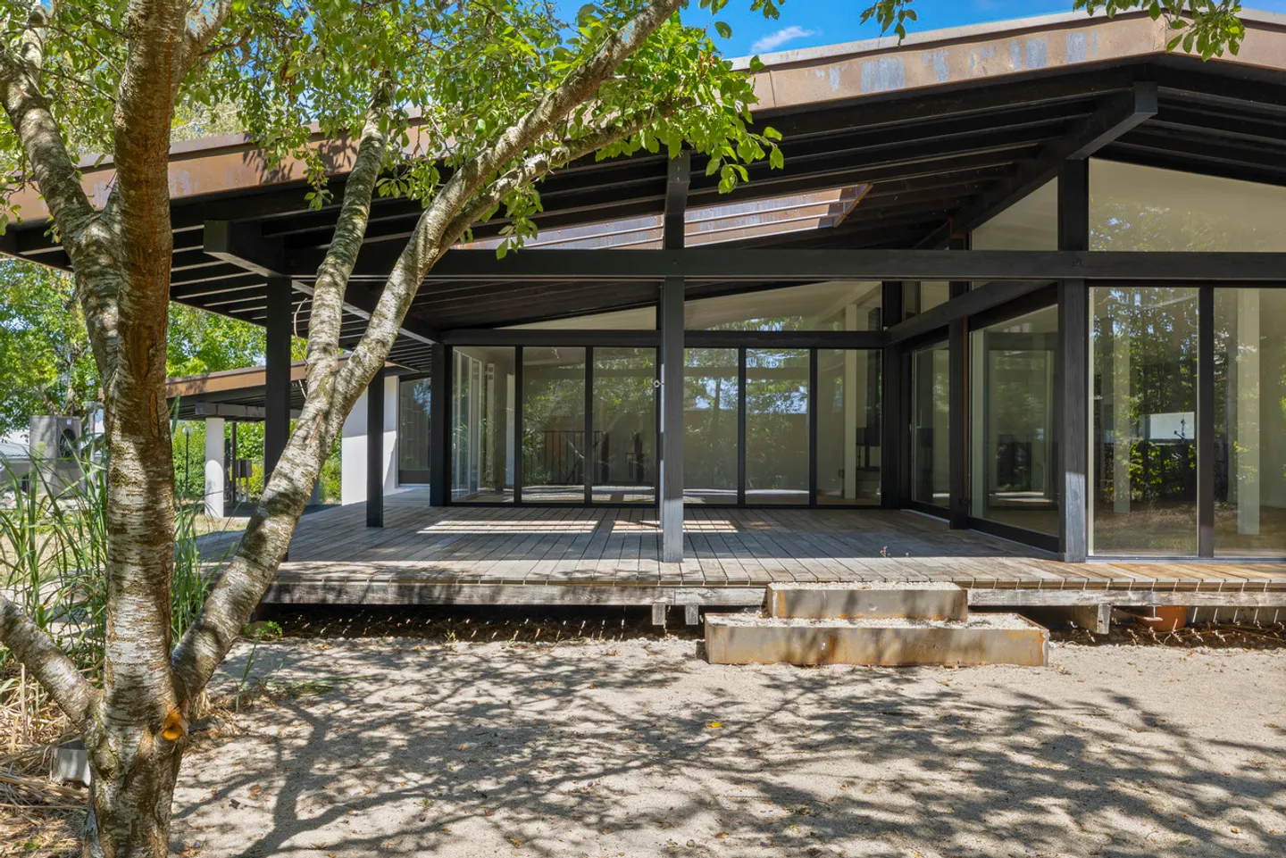 Magnificent architect-designed villa with glass facade in the heart of a green setting - Photo 3 of 26