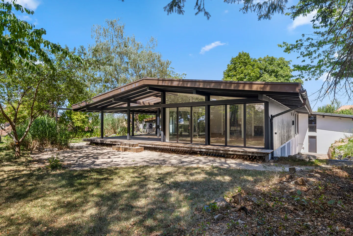Magnificent architect-designed villa with glass facade in the heart of a green setting - Photo 4 of 26