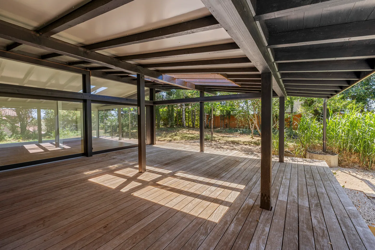 Magnificent architect-designed villa with glass facade in the heart of a green setting - Photo 5 of 26