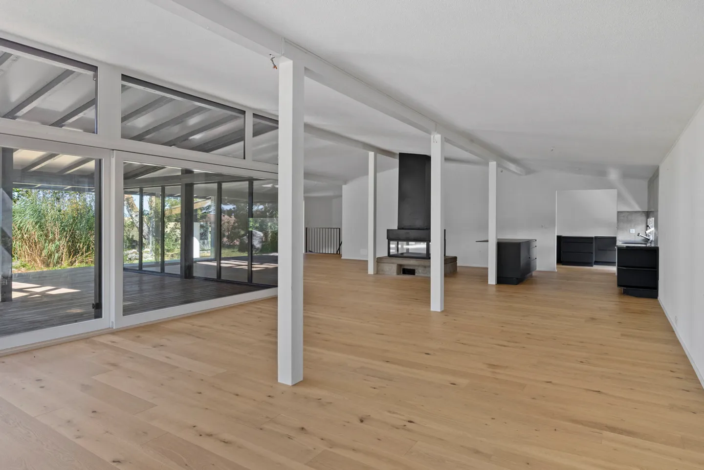Magnificent architect-designed villa with glass facade in the heart of a green setting - Photo 6 of 26