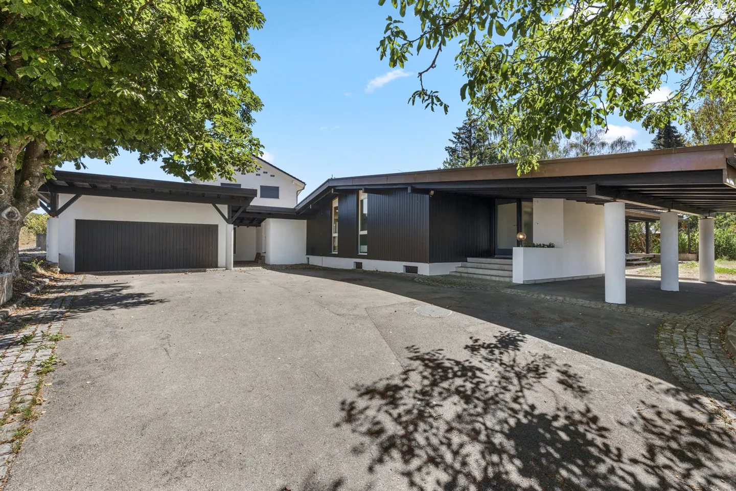 Magnificent architect-designed villa with glass facade in the heart of a green setting - Photo 20 of 26