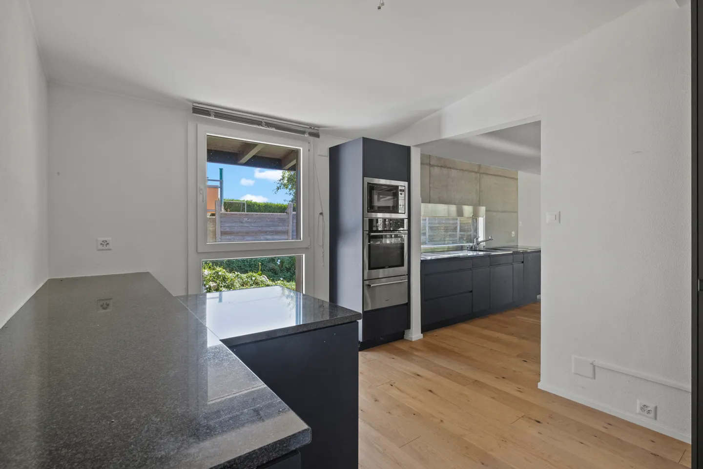 Magnificent architect-designed villa with glass facade in the heart of a green setting - Photo 21 of 26