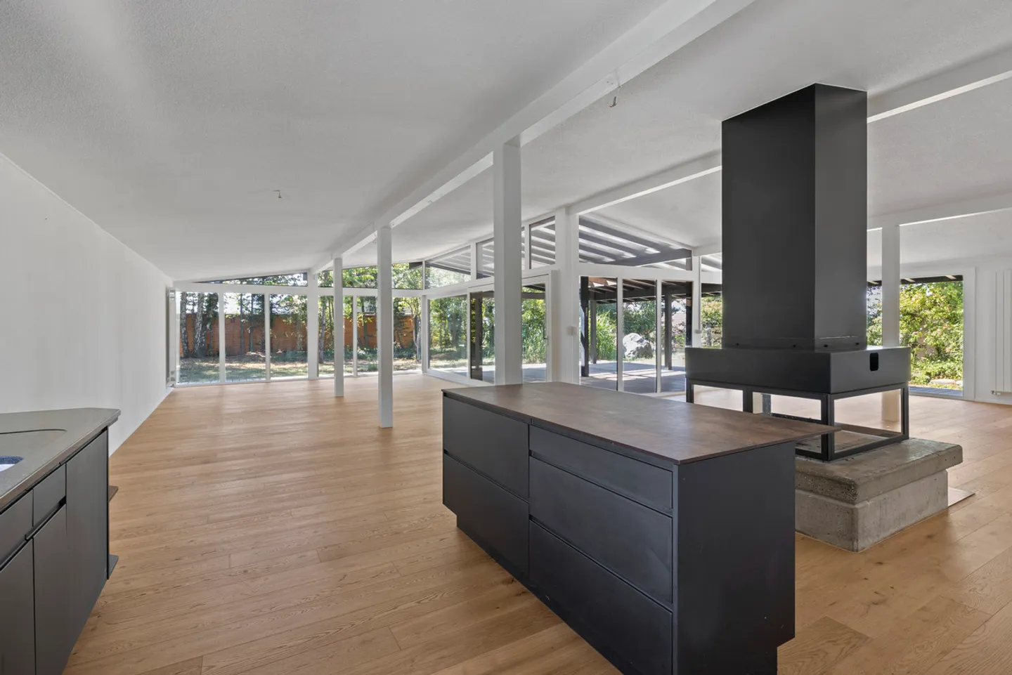 Magnificent architect-designed villa with glass facade in the heart of a green setting - Photo 22 of 26