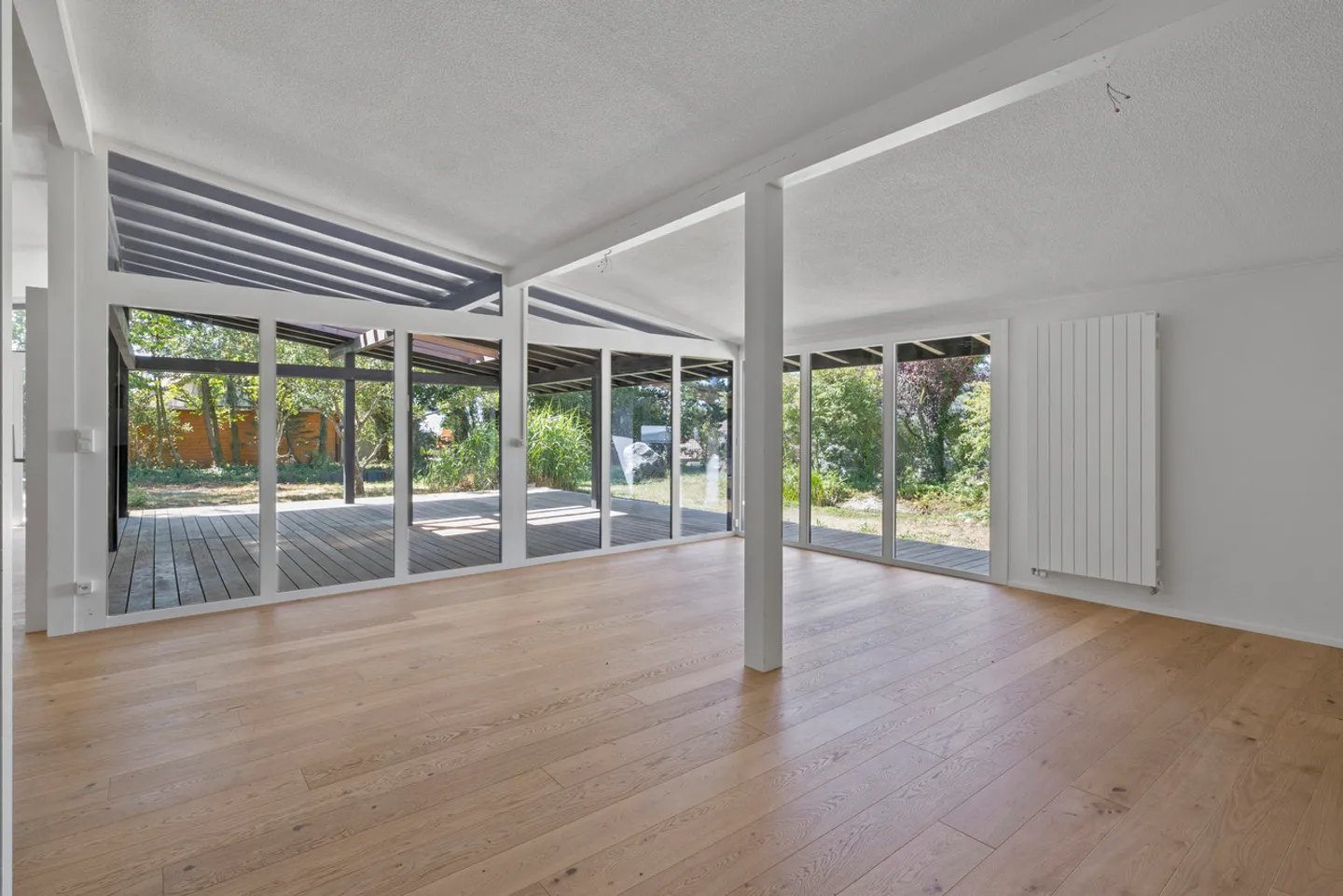 Magnificent architect-designed villa with glass facade in the heart of a green setting - Photo 24 of 26