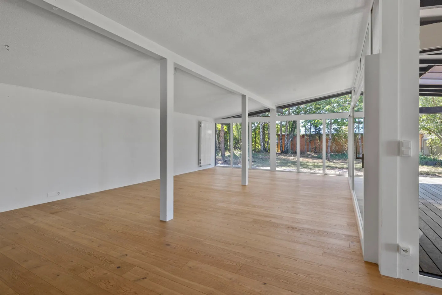 Magnificent architect-designed villa with glass facade in the heart of a green setting - Photo 25 of 26