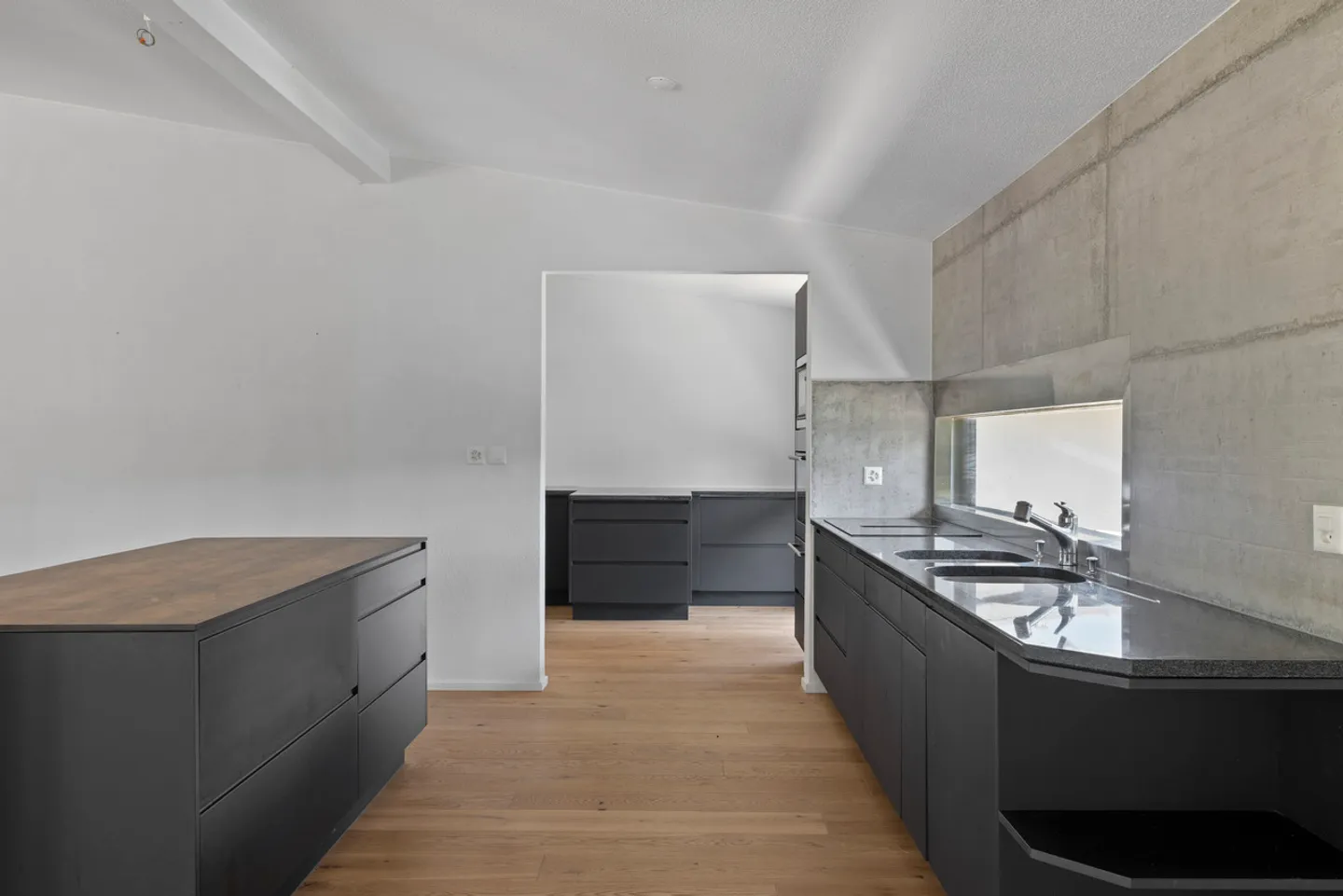 Magnificent architect-designed villa with glass facade in the heart of a green setting - Photo 12 of 26