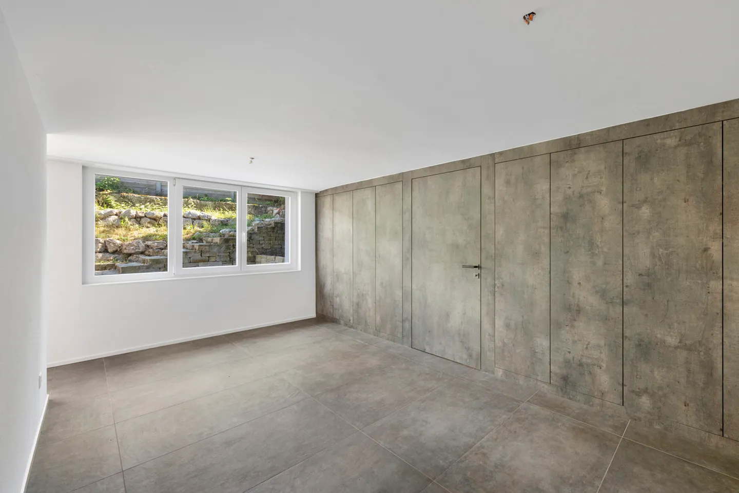 Magnificent architect-designed villa with glass facade in the heart of a green setting - Photo 13 of 26