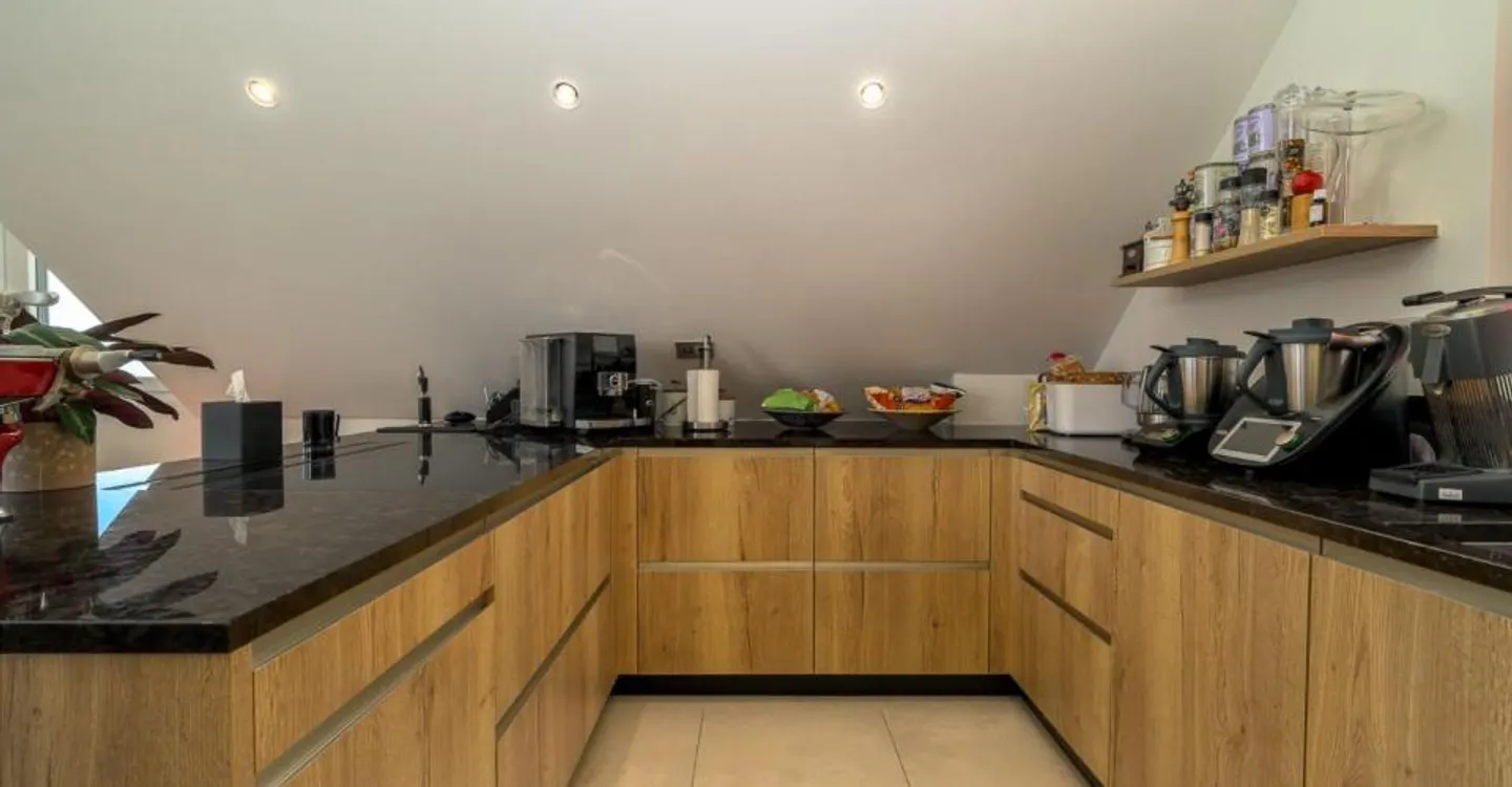 Attico contemporaneo nuovo con una magnifica vista sul lago e sulle montagne - Bella altezza del soffitto - Foto 10 di 12