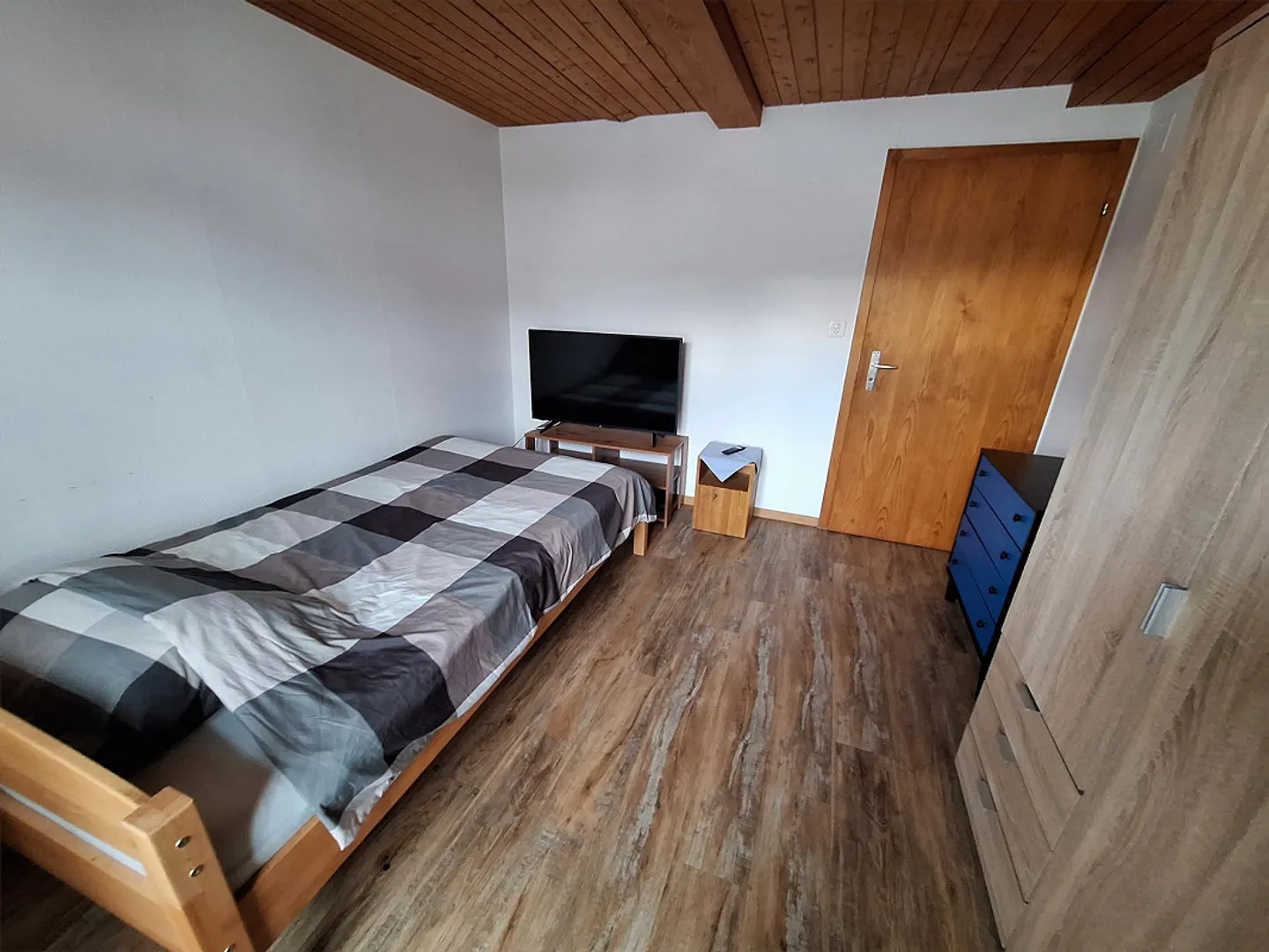 For rent: Functional, affordable, furnished room - Photo 2 of 3