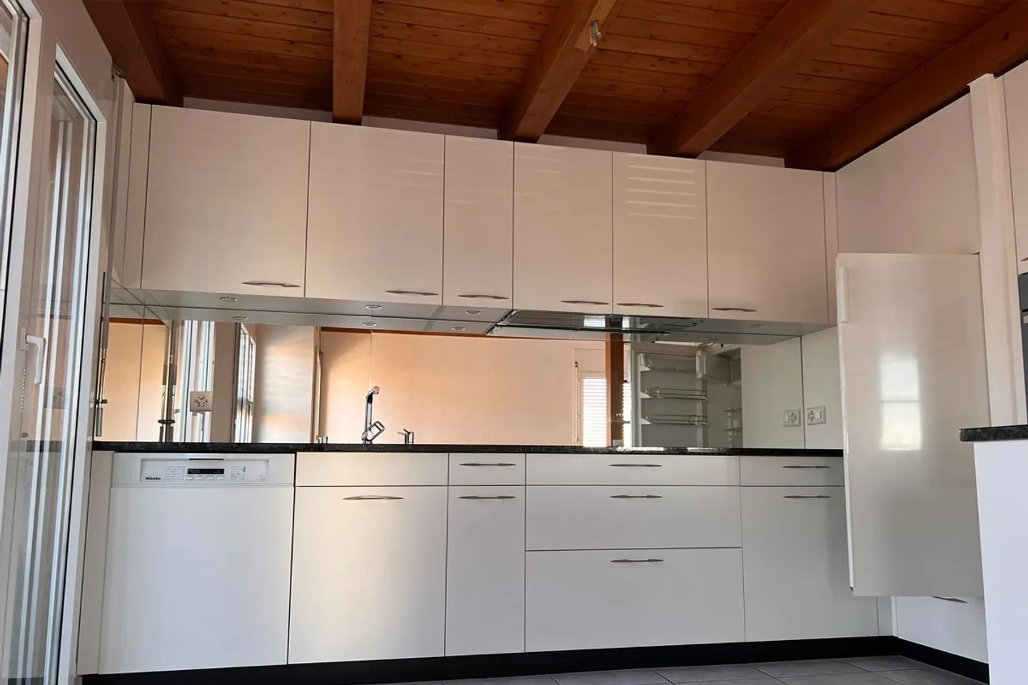 Appartamento galleria luminoso e spazioso di 4,5 locali con parziale vista lago a Sutz - Foto 4 di 13