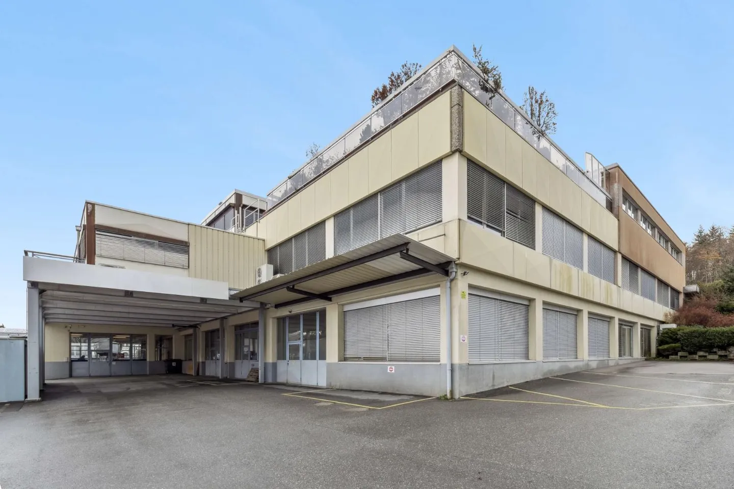 Spazio industriale con uffici – ZI Budron – 1'131 m² + uffici – Accesso indipendente e parcheggi - Foto 1 di 9