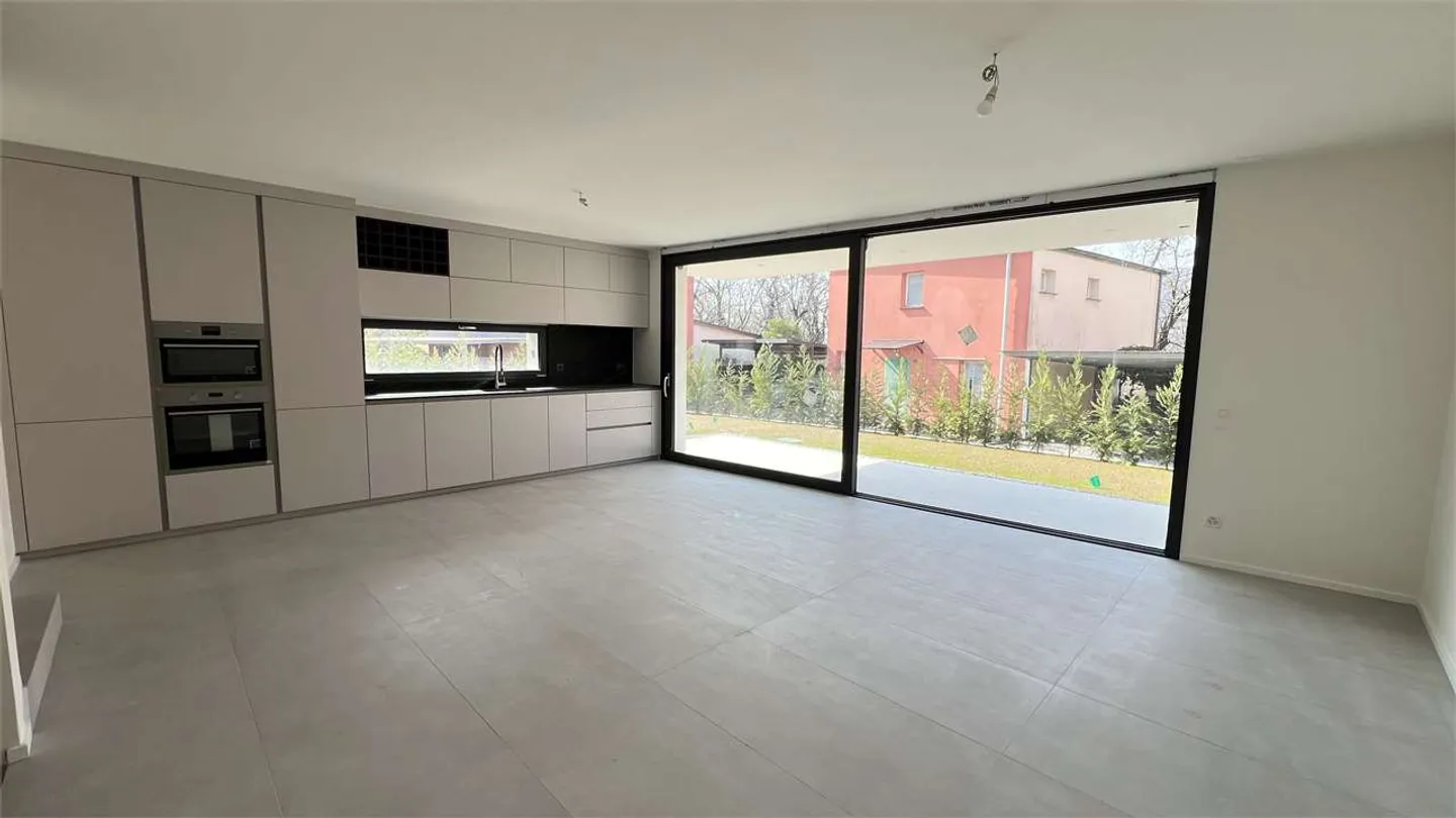 Modern Ground-Floor Apartment - Photo 11 of 20
