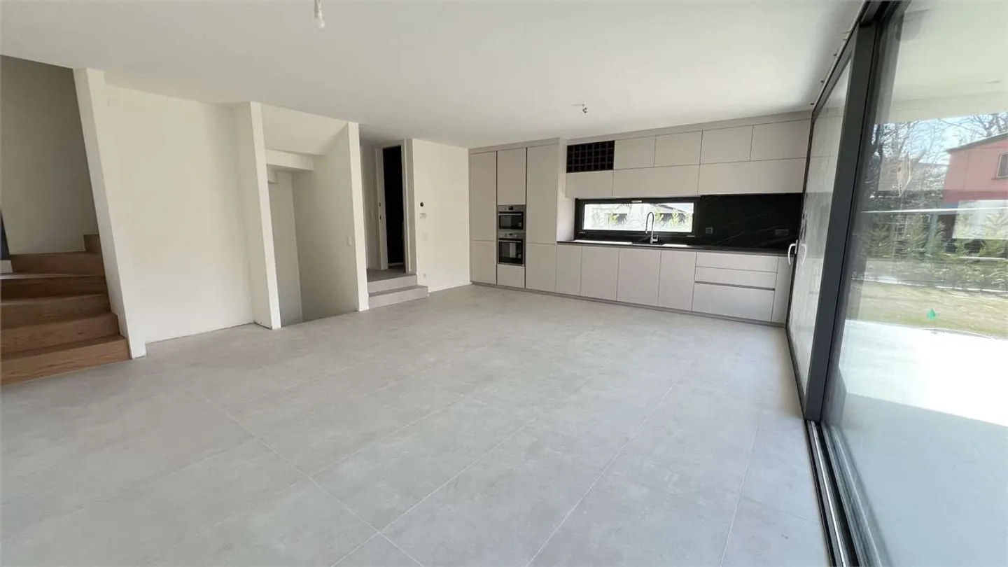 Modern Ground-Floor Apartment - Photo 10 of 20