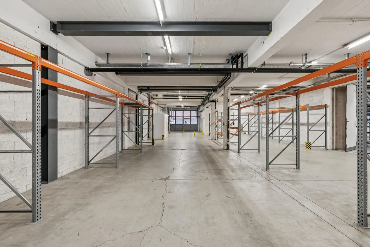 Spazio industriale con uffici – ZI Budron – 1'131 m² + uffici – Accesso indipendente e parcheggi - Foto 4 di 9