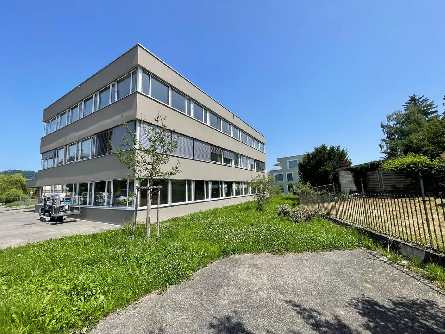 Edificio commerciale Rüti - spazi commerciali moderni e versatili - Foto 1 di 7