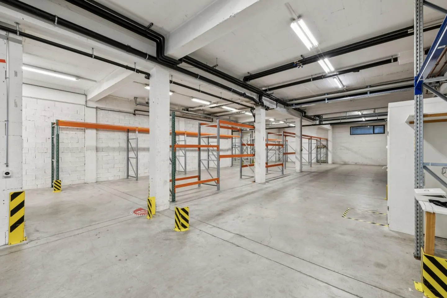 Spazio industriale con uffici – ZI Budron – 1'131 m² + uffici – Accesso indipendente e parcheggi - Foto 7 di 9