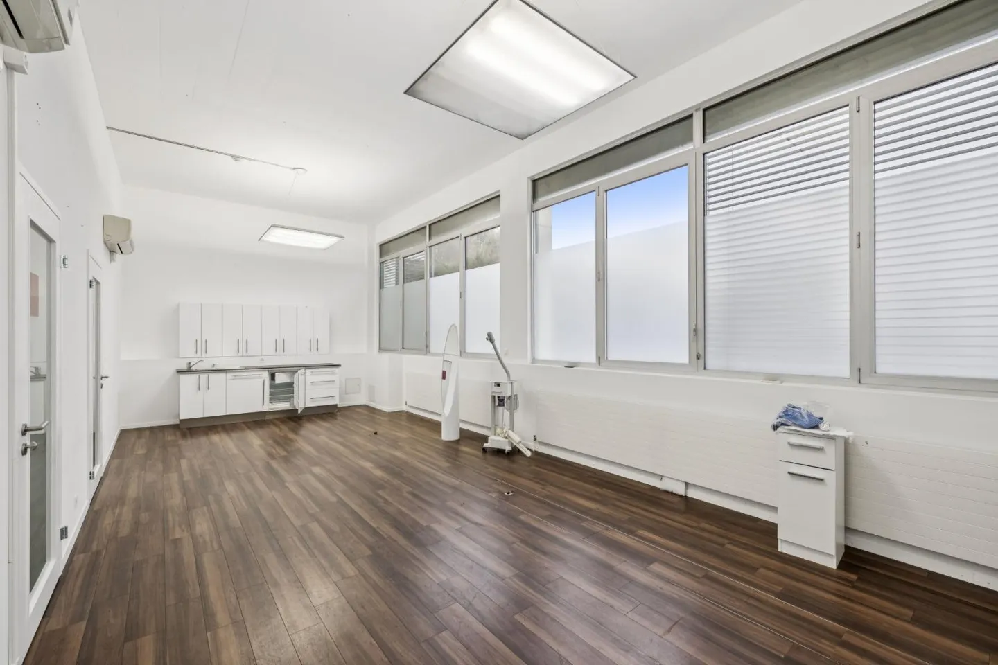 Spazio industriale con uffici – ZI Budron – 1'131 m² + uffici – Accesso indipendente e parcheggi - Foto 8 di 9