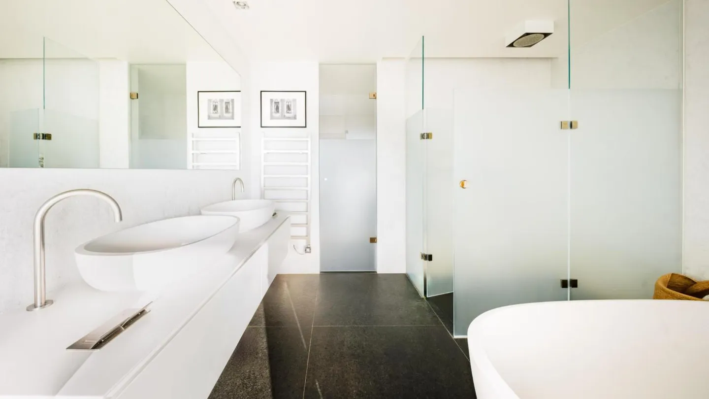 Luxury Apartment with Concierge - Photo 5 of 9