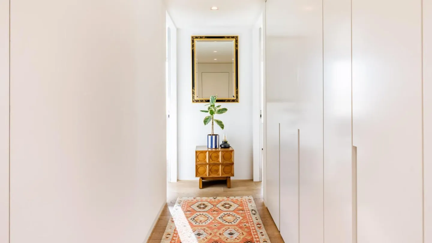 Luxury Apartment with Concierge - Photo 6 of 9