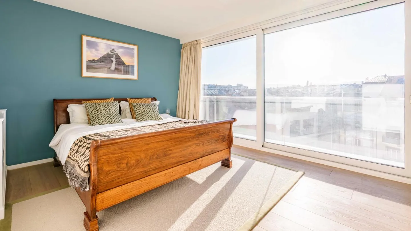 Luxury Apartment with Concierge - Photo 7 of 9