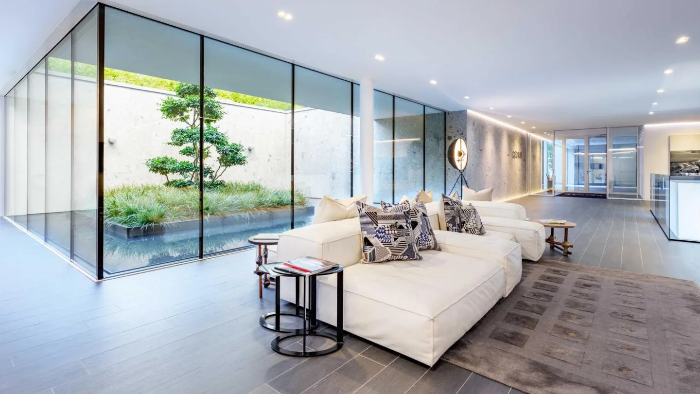 Luxury Apartment with Concierge - Photo 8 of 9