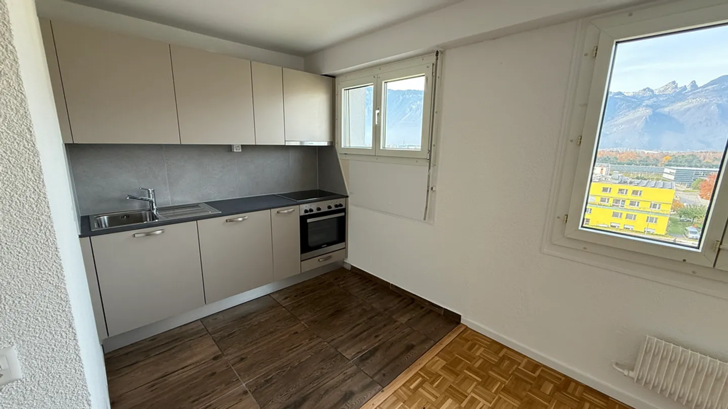 Renovated 2-room apartment for rent on the first floor (127) - Photo 2 of 7