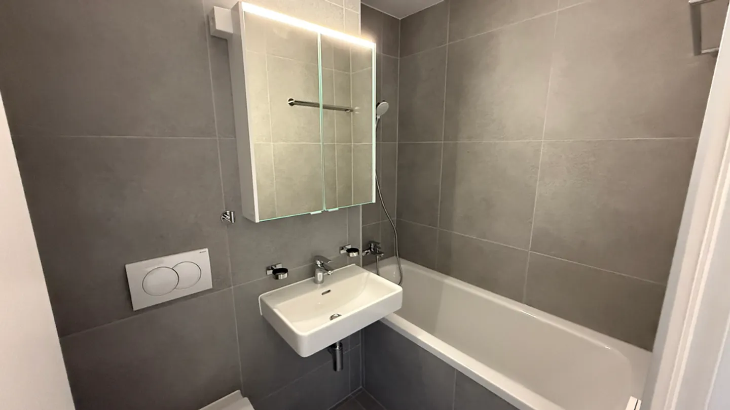 Renovated 2-room apartment for rent on the first floor (127) - Photo 4 of 7