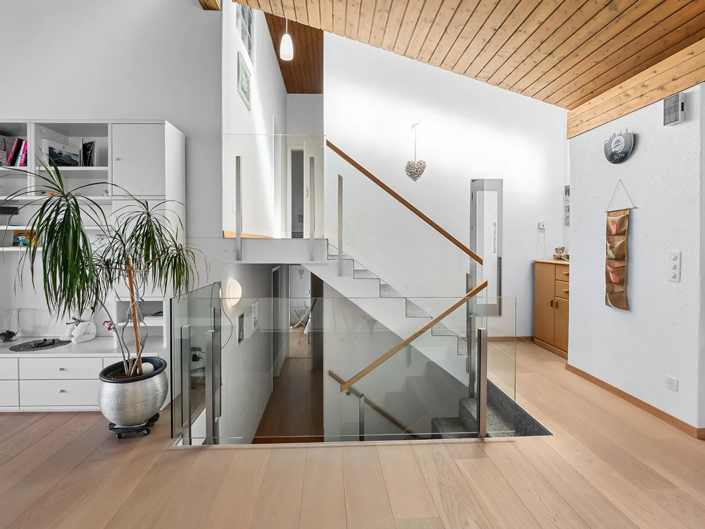 Sogno residenziale esclusivo su terreno edificabile di 2.637 m2 con vista a 180° - Foto 9 di 23