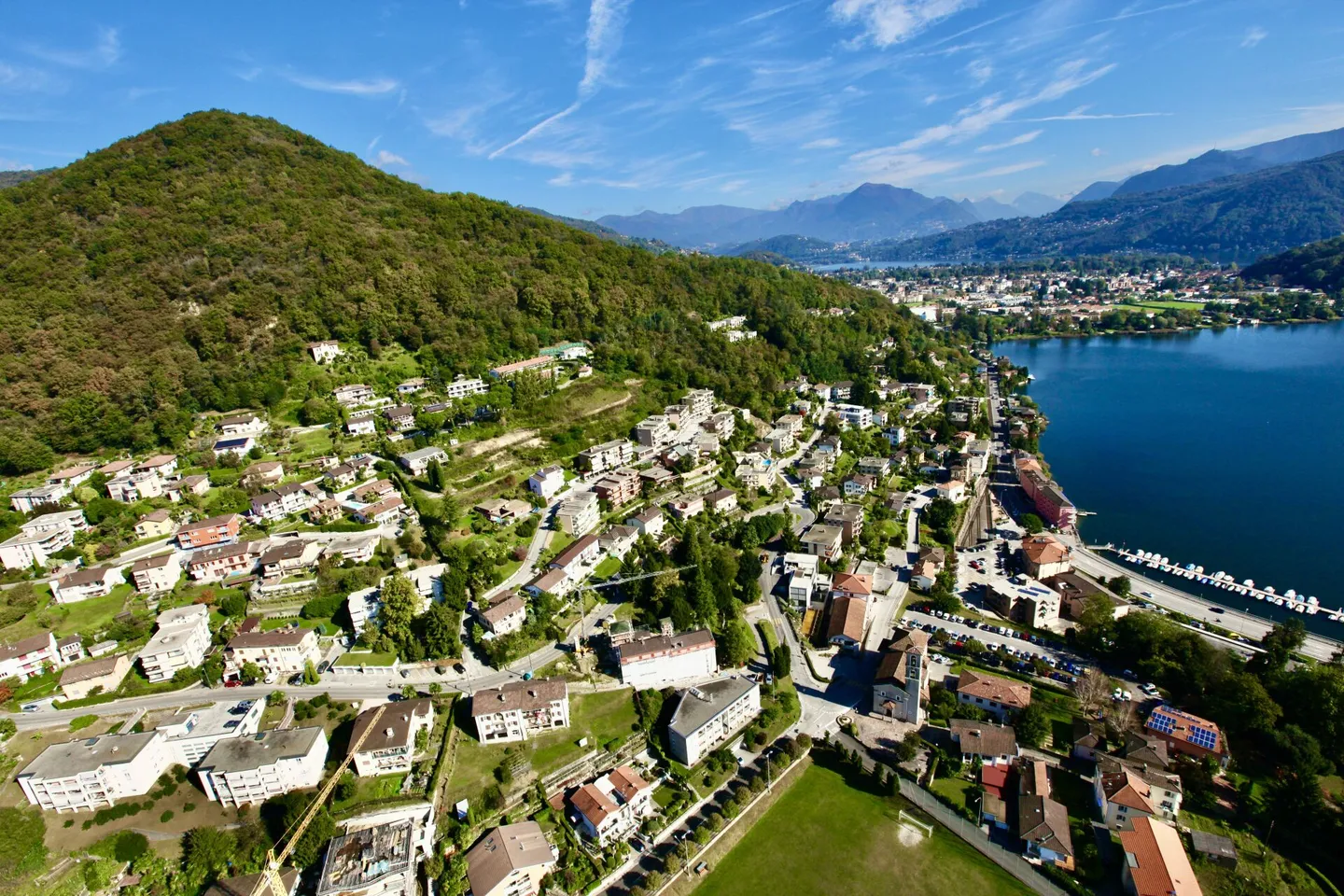 Investissement : dernier terrain avec vue sur le lac et permis de construire approuvé - Photo 2 sur 2