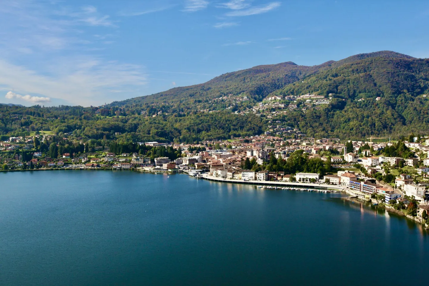 Investissement : dernier terrain avec vue sur le lac et permis de construire approuvé - Photo 1 sur 2