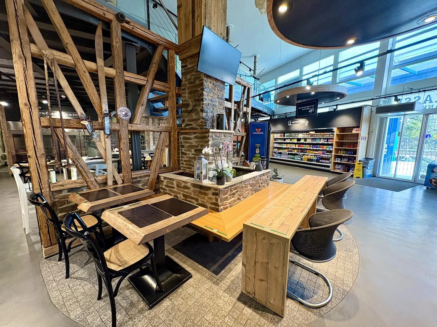 Mixed-use building for rent - Photo 3 of 6