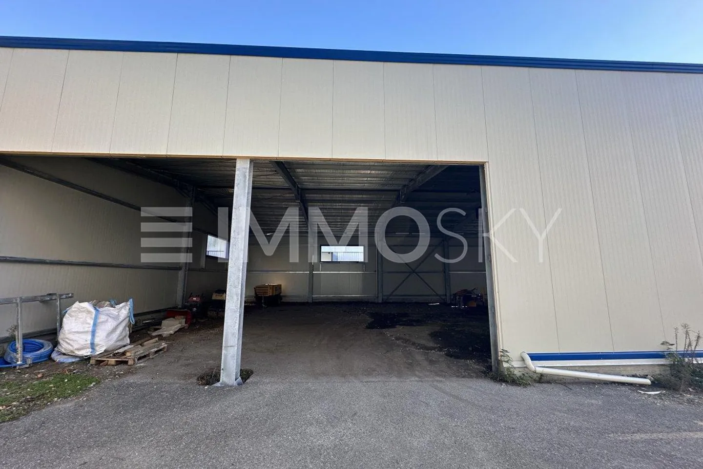 Portion of a new warehouse ideal for garage or workshop - Photo 2 of 5