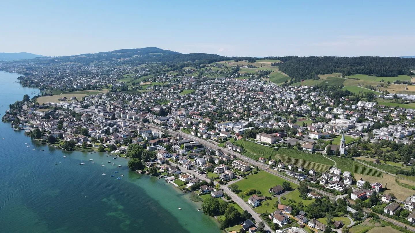 Appartamento attico 4 1/2 locali con vista sul lago e sulle montagne, soleggiato, tranquillo, vicino al villaggio - Foto 5 di 8