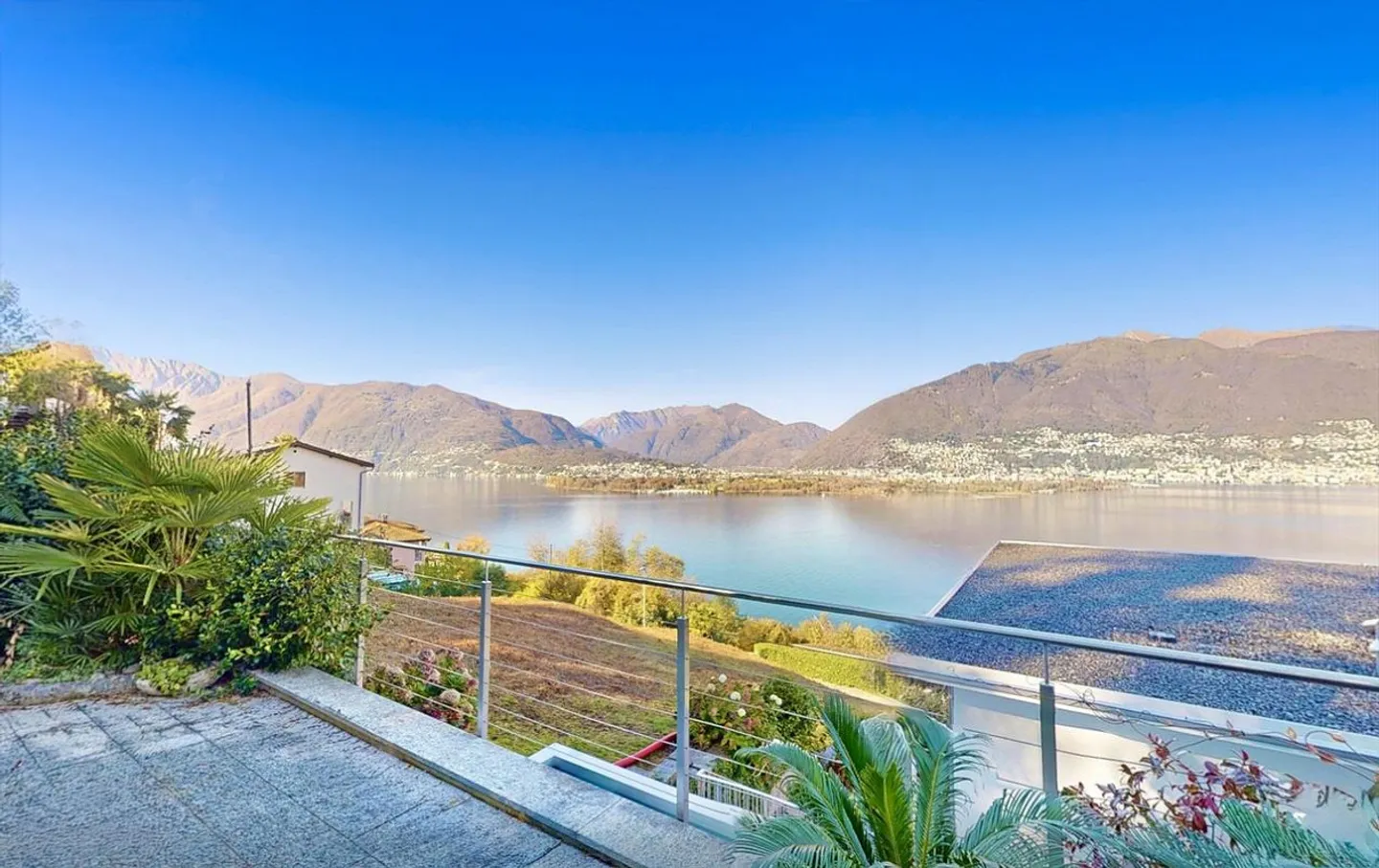 Élégante maison avec vue sur le lac et terrasse - Photo 1 sur 24