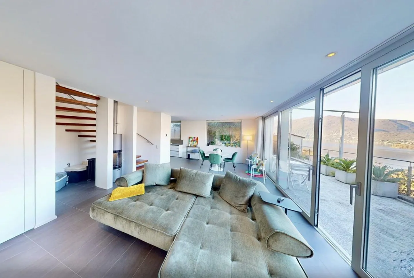 Élégante maison avec vue sur le lac et terrasse - Photo 3 sur 24