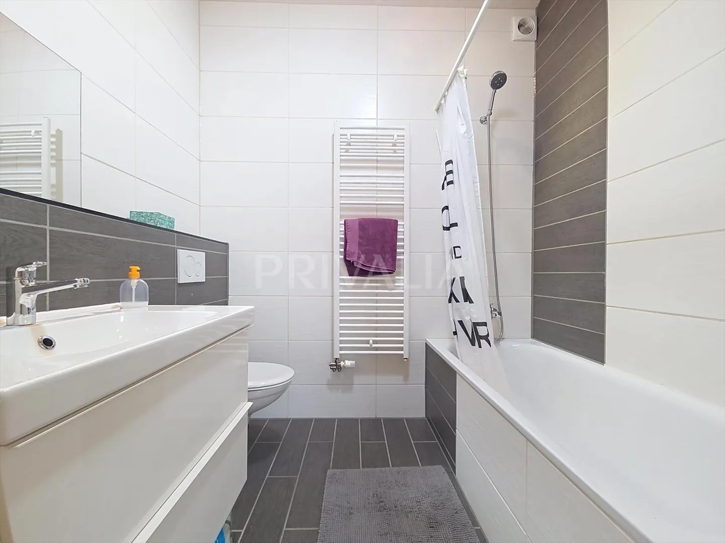 Affascinante casa di villaggio ristrutturata in una zona residenziale tranquilla - Foto 8 di 11