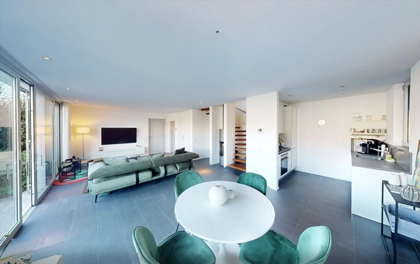 Élégante maison avec vue sur le lac et terrasse - Photo 6 sur 24