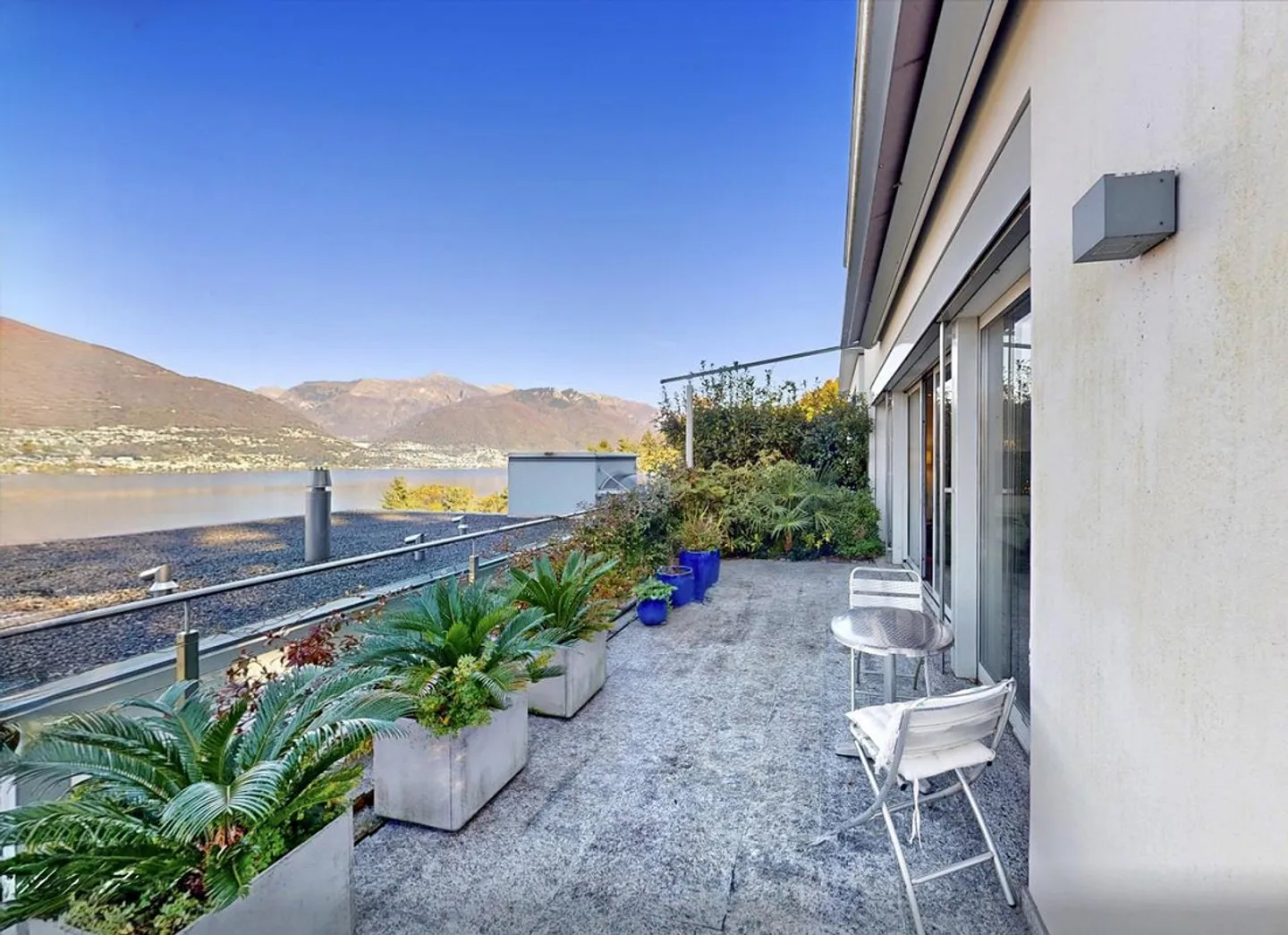 Élégante maison avec vue sur le lac et terrasse - Photo 12 sur 24