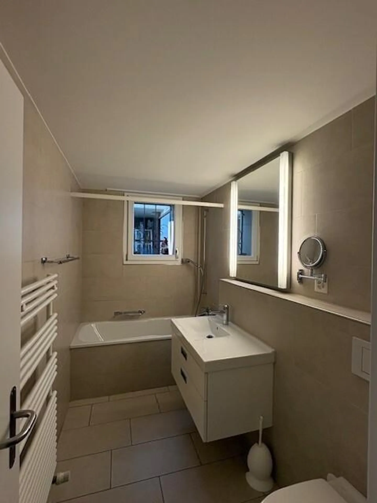 In una posizione fantastica con terrazza e vista parziale sul lago! - Foto 3 di 10