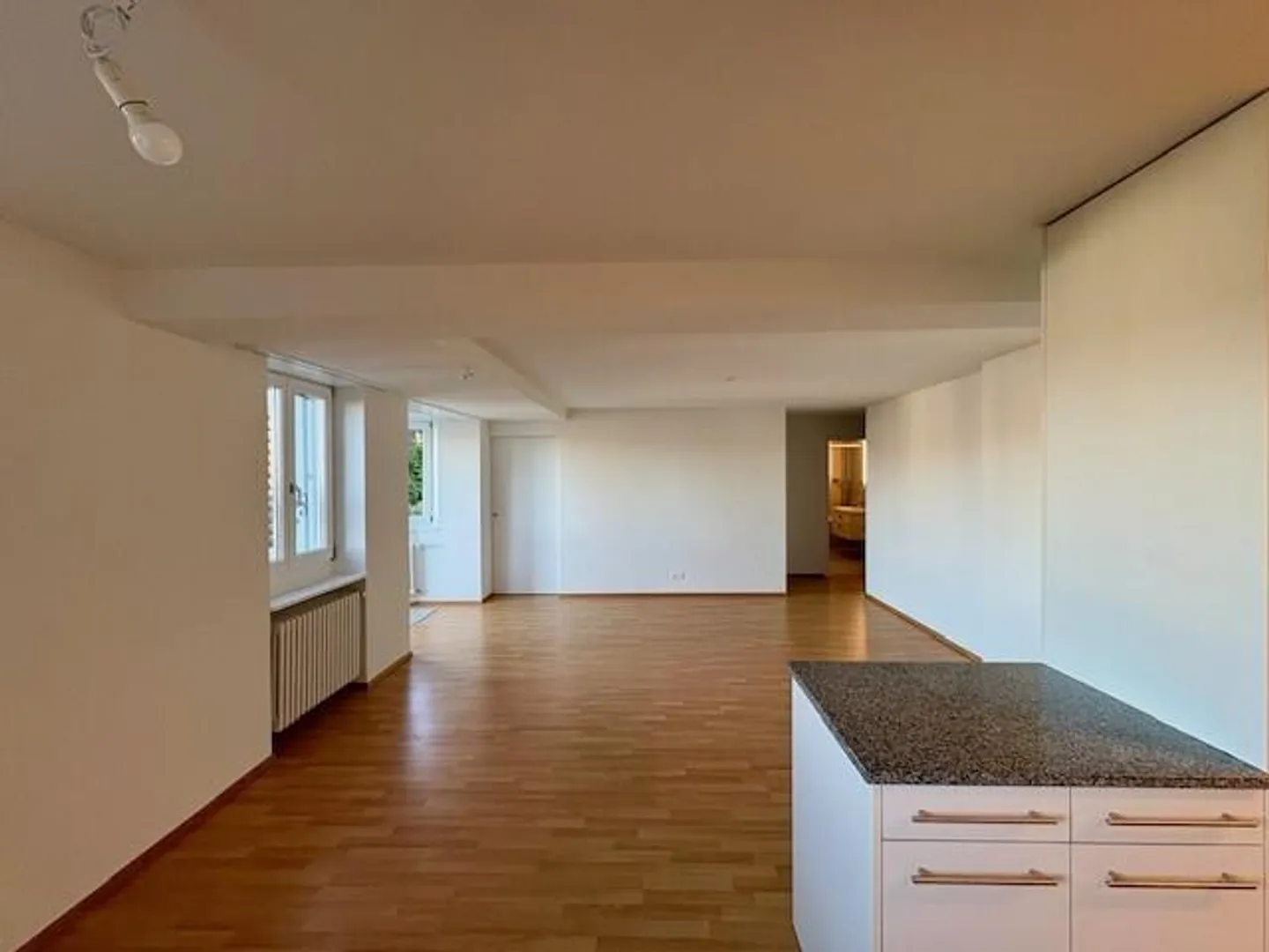 In una posizione fantastica con terrazza e vista parziale sul lago! - Foto 4 di 10