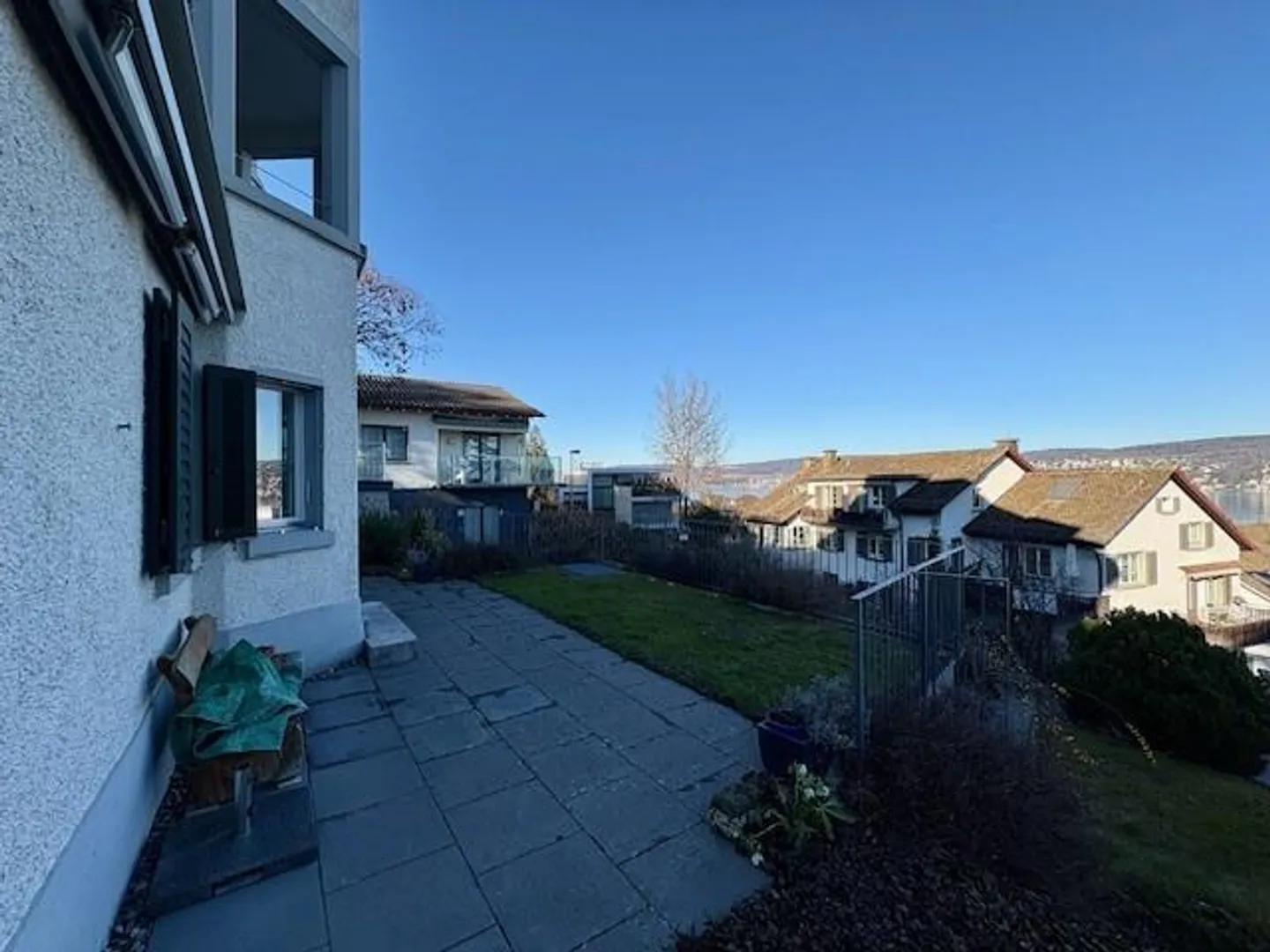 In una posizione fantastica con terrazza e vista parziale sul lago! - Foto 7 di 10