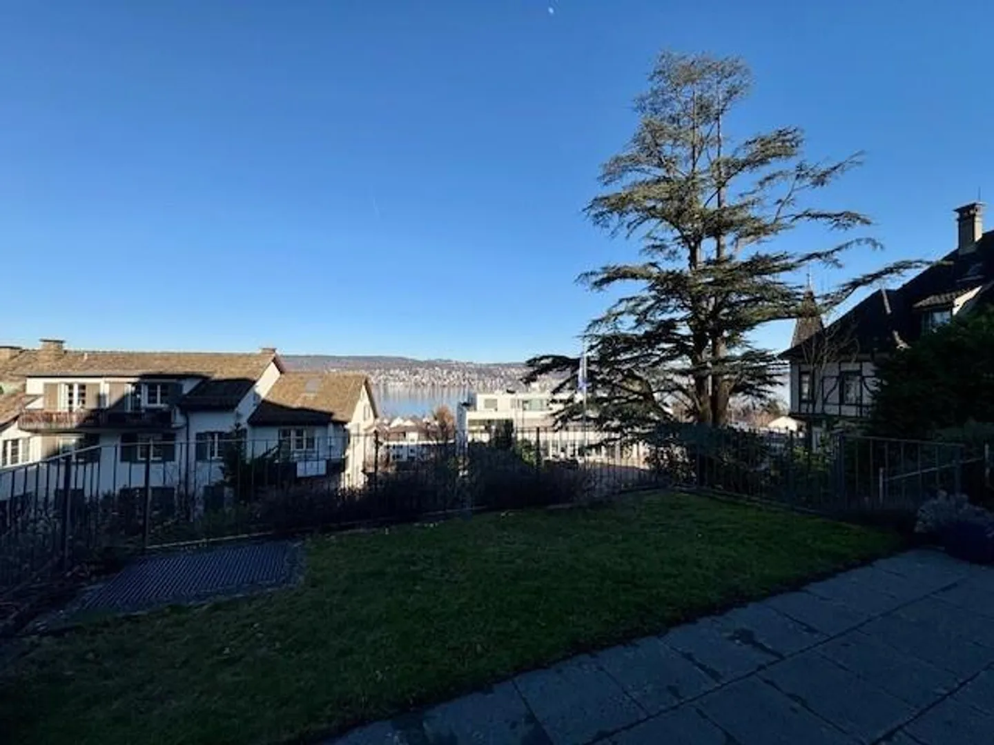 In una posizione fantastica con terrazza e vista parziale sul lago! - Foto 8 di 10