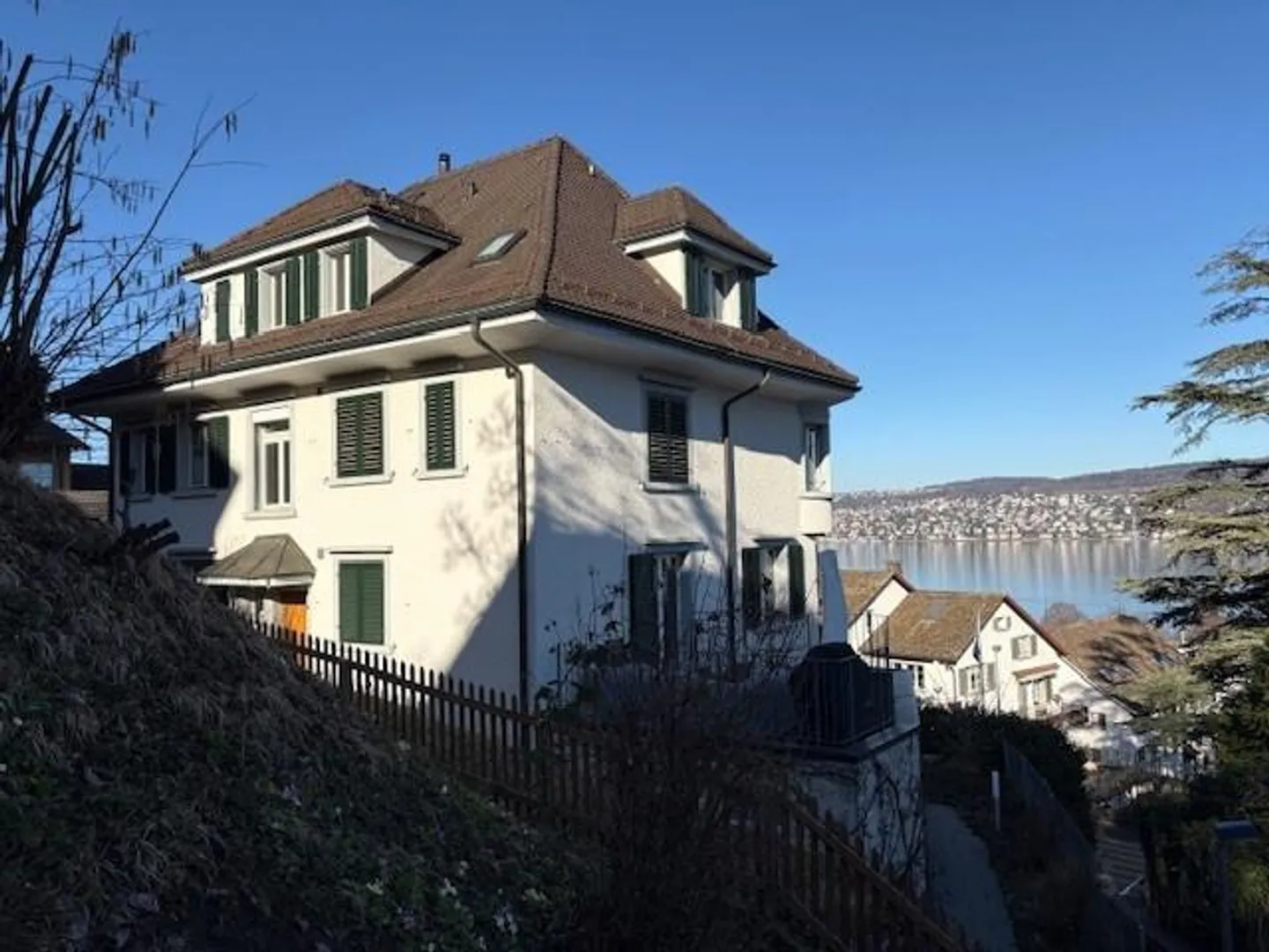 In una posizione fantastica con terrazza e vista parziale sul lago! - Foto 10 di 10