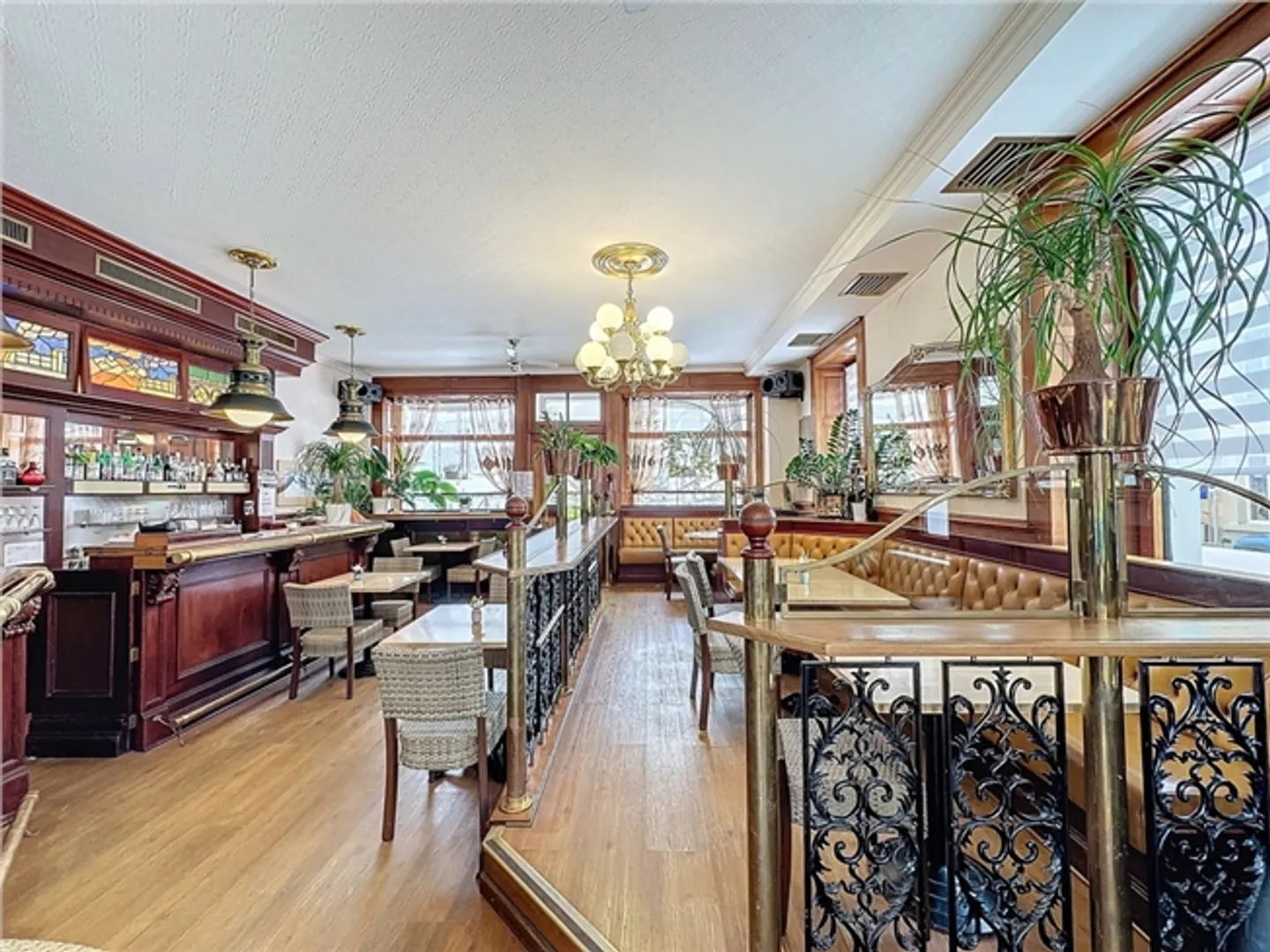Edificio misto con ristorante - Foto 3 di 13