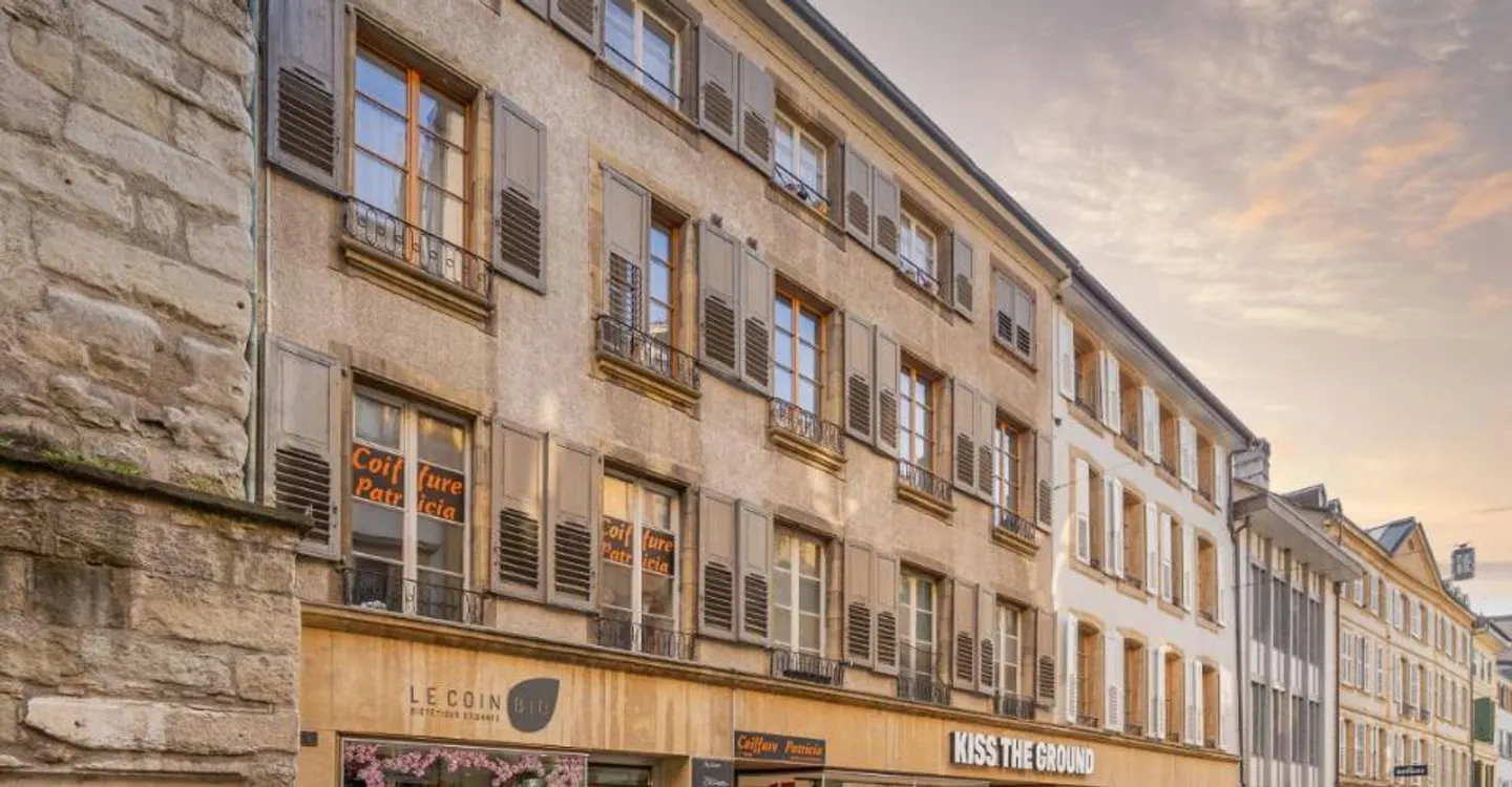 Charming Apartment Near Train Station - Photo 1 of 7