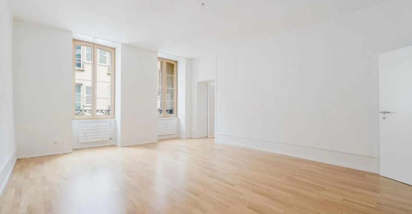 Charming Apartment Near Train Station - Photo 2 of 7