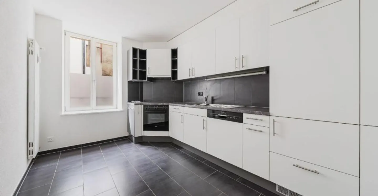 Charming Apartment Near Train Station - Photo 3 of 7