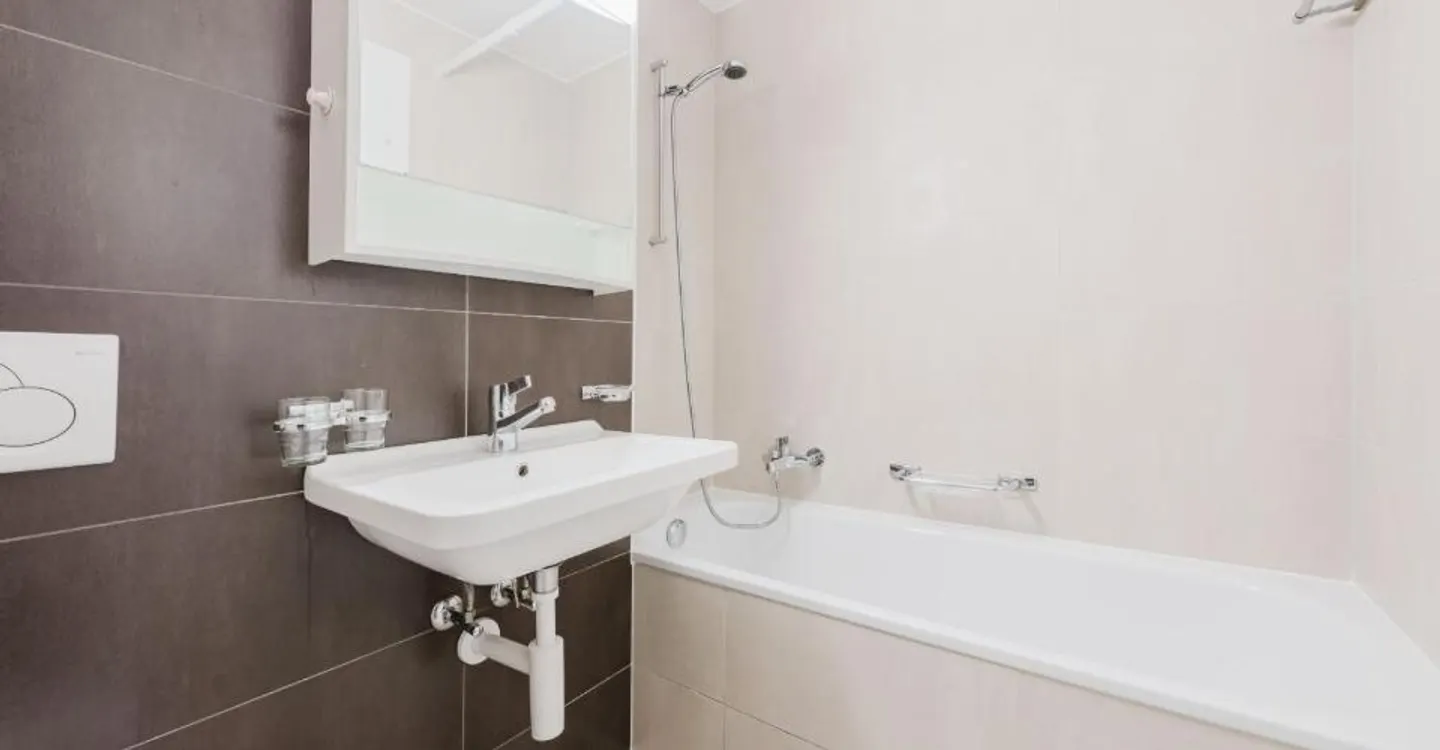 Charming Apartment Near Train Station - Photo 5 of 7