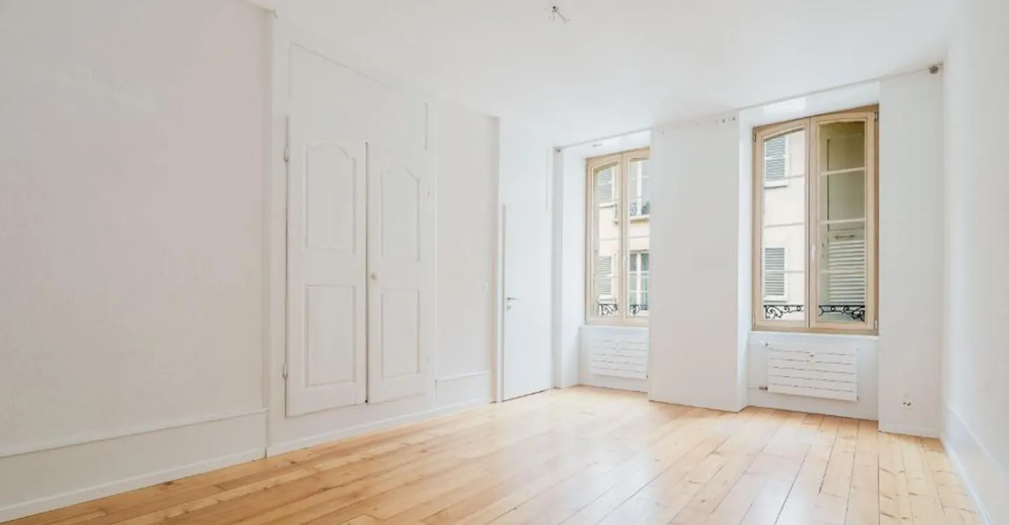 Charming Apartment Near Train Station - Photo 6 of 7