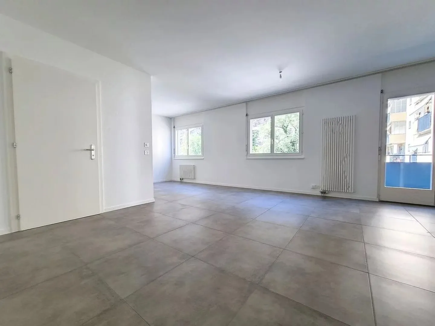 Studio rénové avec balcon - Photo 2 sur 4
